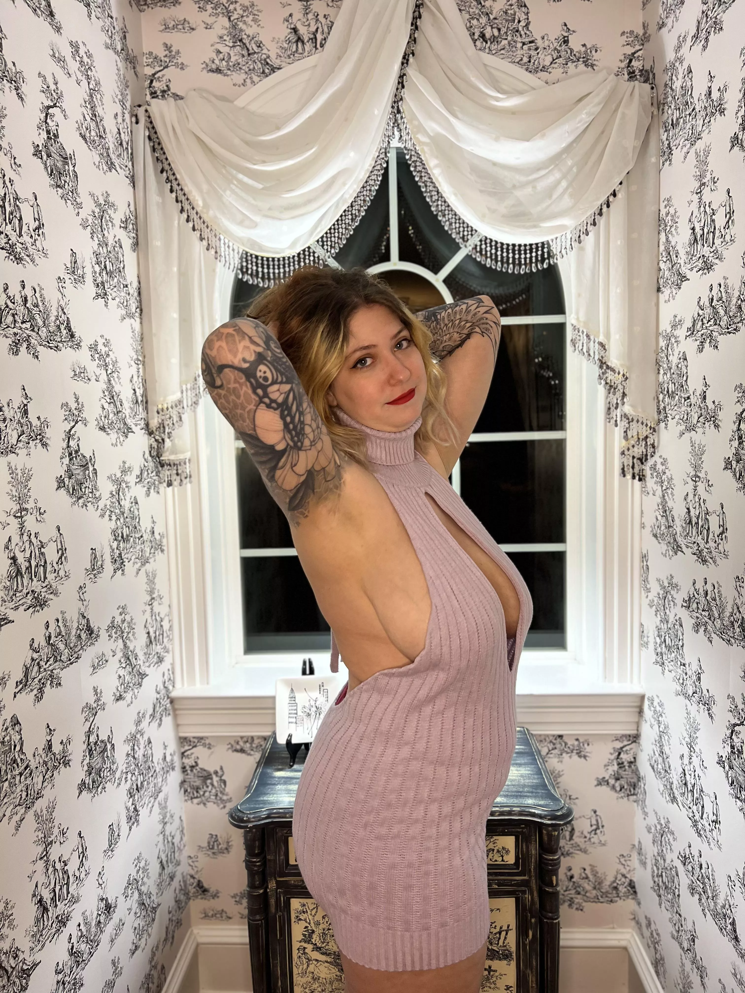 spilling out the sides posted by LightRaePlays