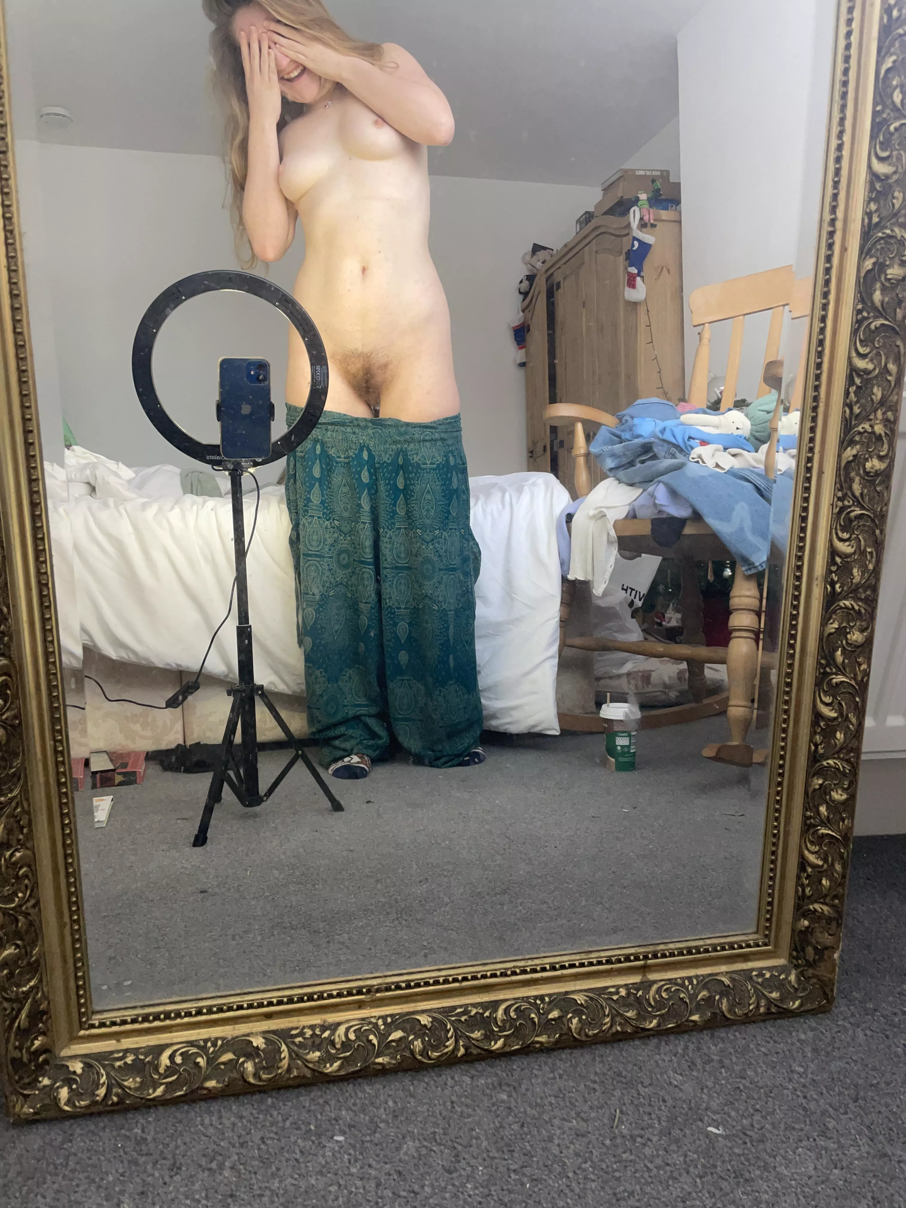 The sun is officially out here in southern England 🏴󠁧󠁢󠁥󠁮󠁧󠁿 time to get my little titties and ginger bush out! posted by Tallulahmwah