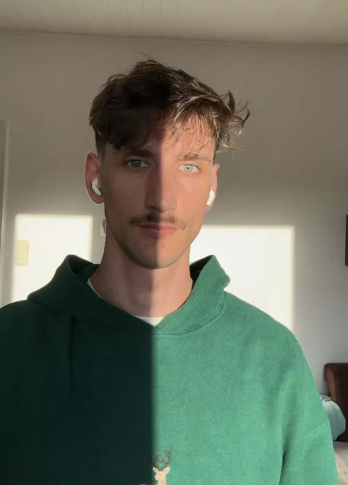 Who wants to chat? by uwucluwu