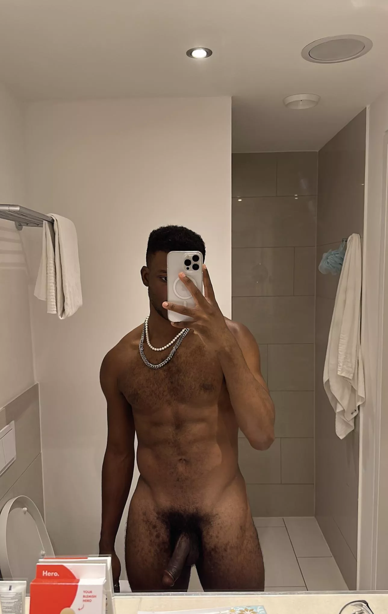 22 horny str8 bro.. wanna experiment so hmu.. @awardguy24 posted by awardguy_7