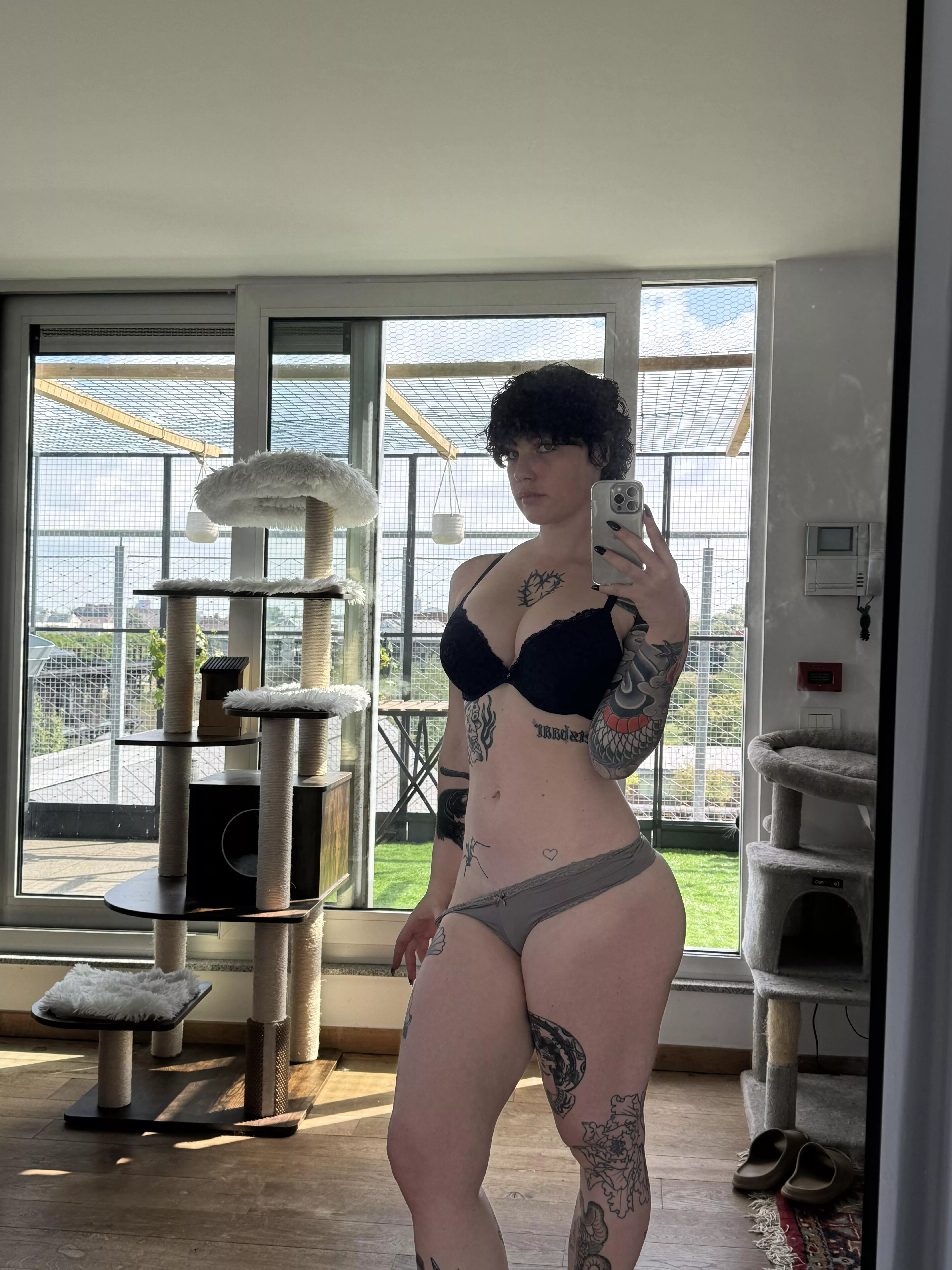 Describe me in 2 words posted by Infamous-Albino