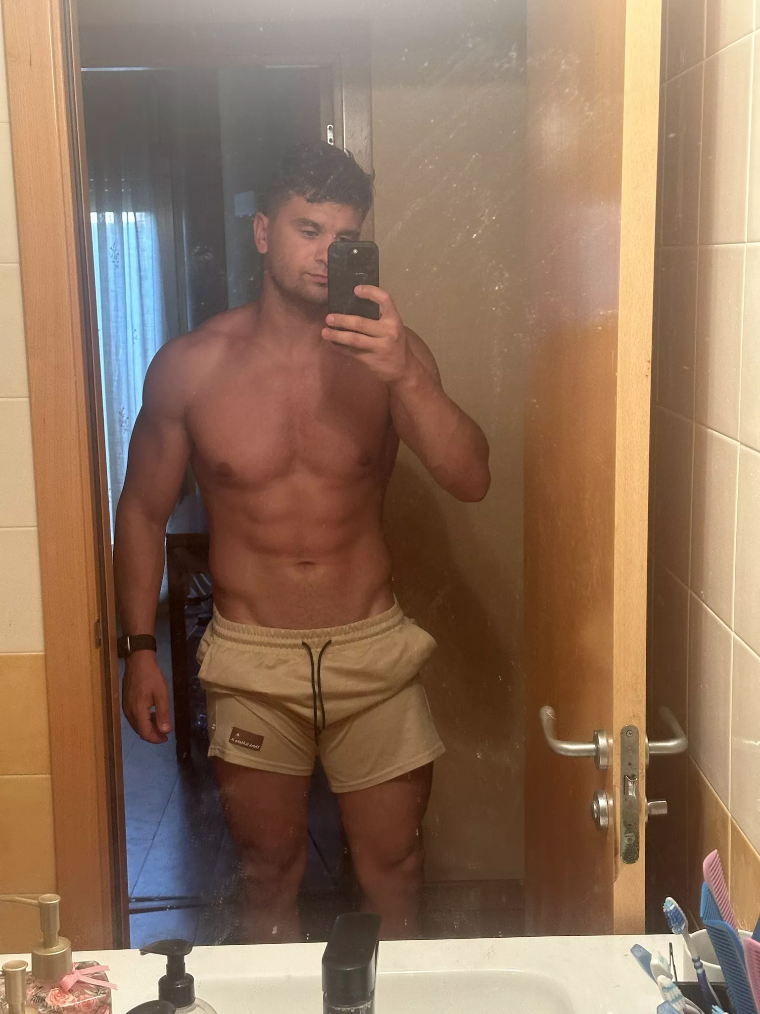 Don't I look sexy when show u all beauty of my muscles🔥🔥🔥? posted by realisiwak