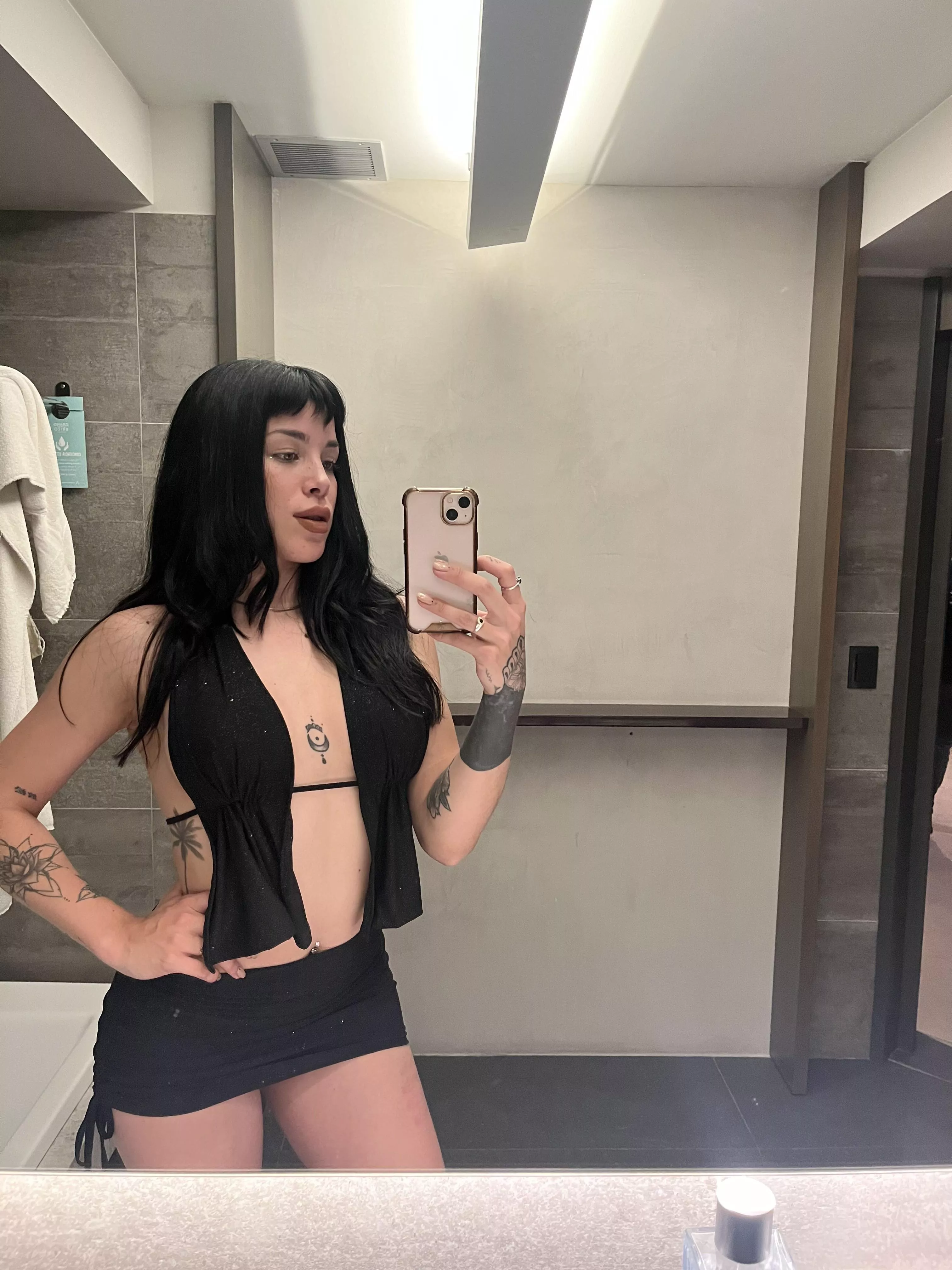 Feeling confident in this top, do you think anyone would notice me? posted by Content_Surround_622