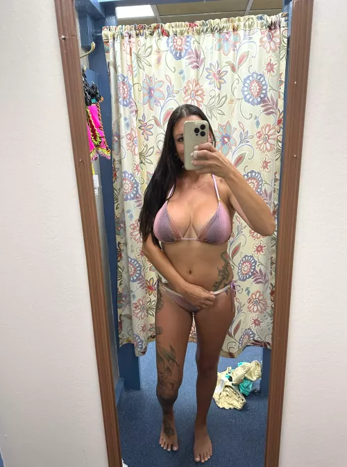 Just a changing room selfie by IssyNoir_