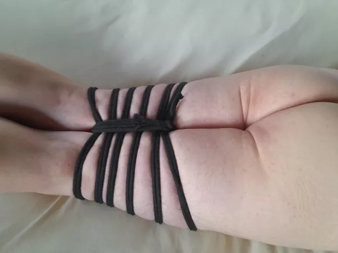 Legs tied together by Knutctw