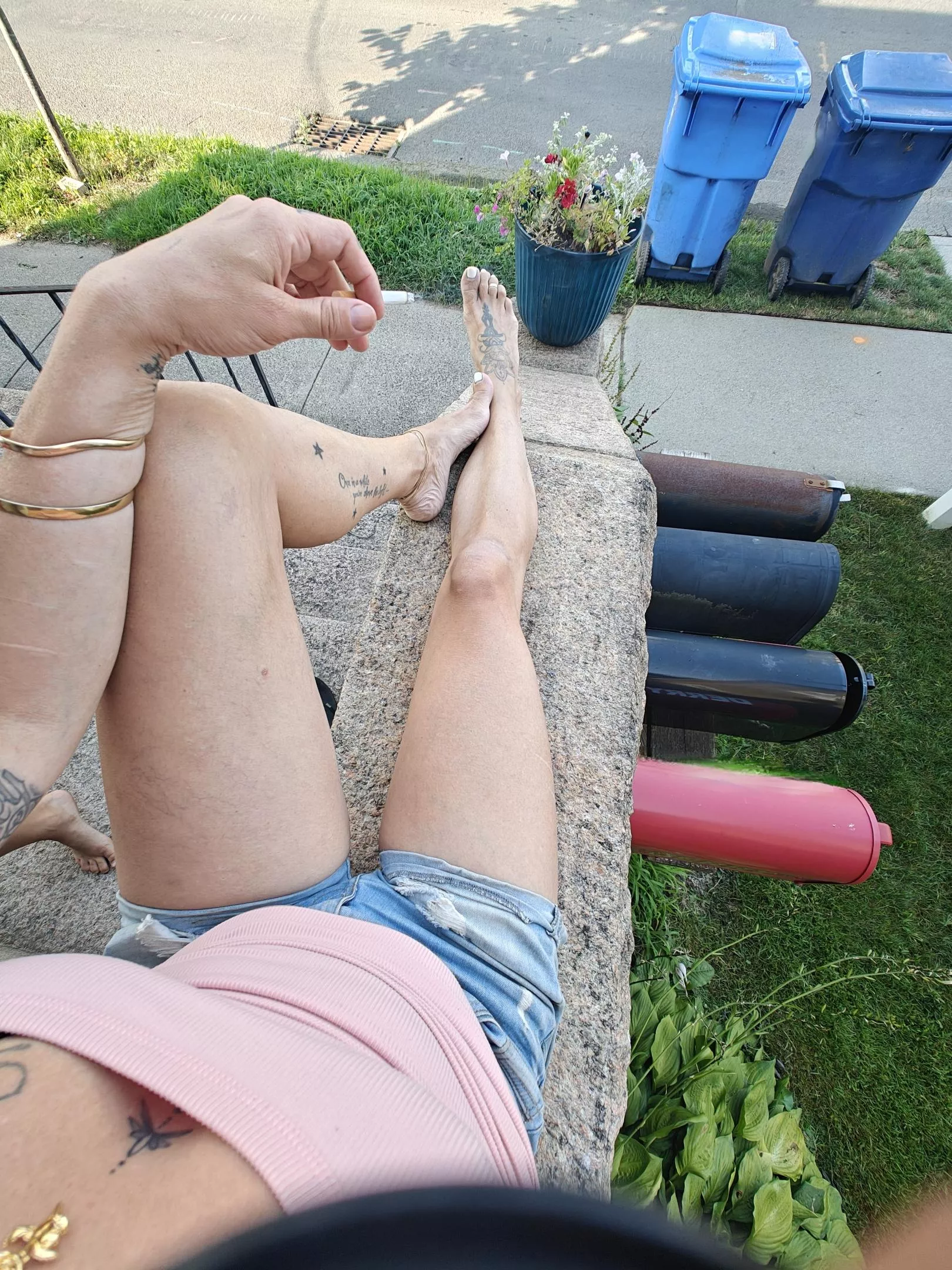 Morning bogie ... Do you think the guys working on the road will be distracted? posted by MzRosieB