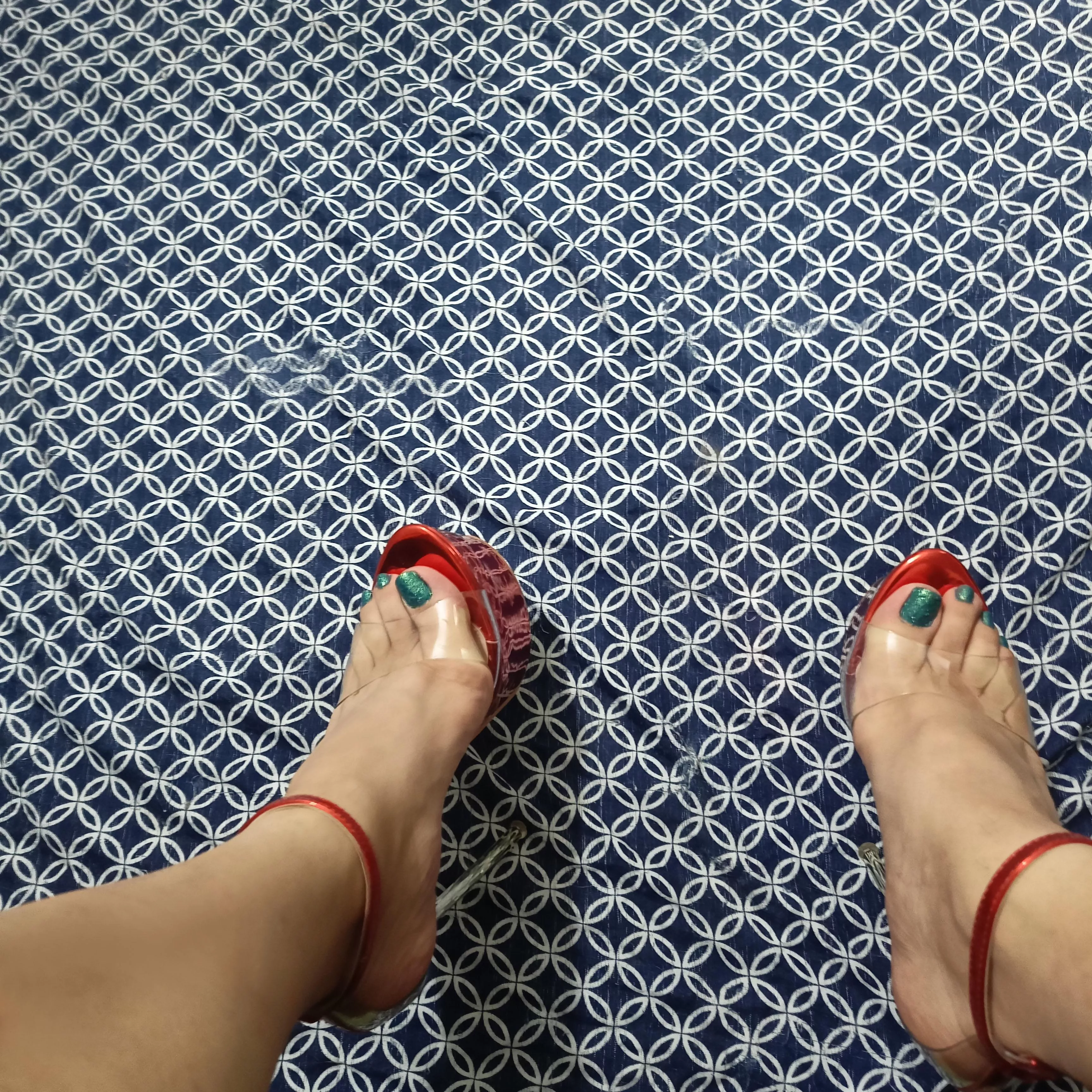 Red high heels and blue nails posted by Jess_crossdresser_