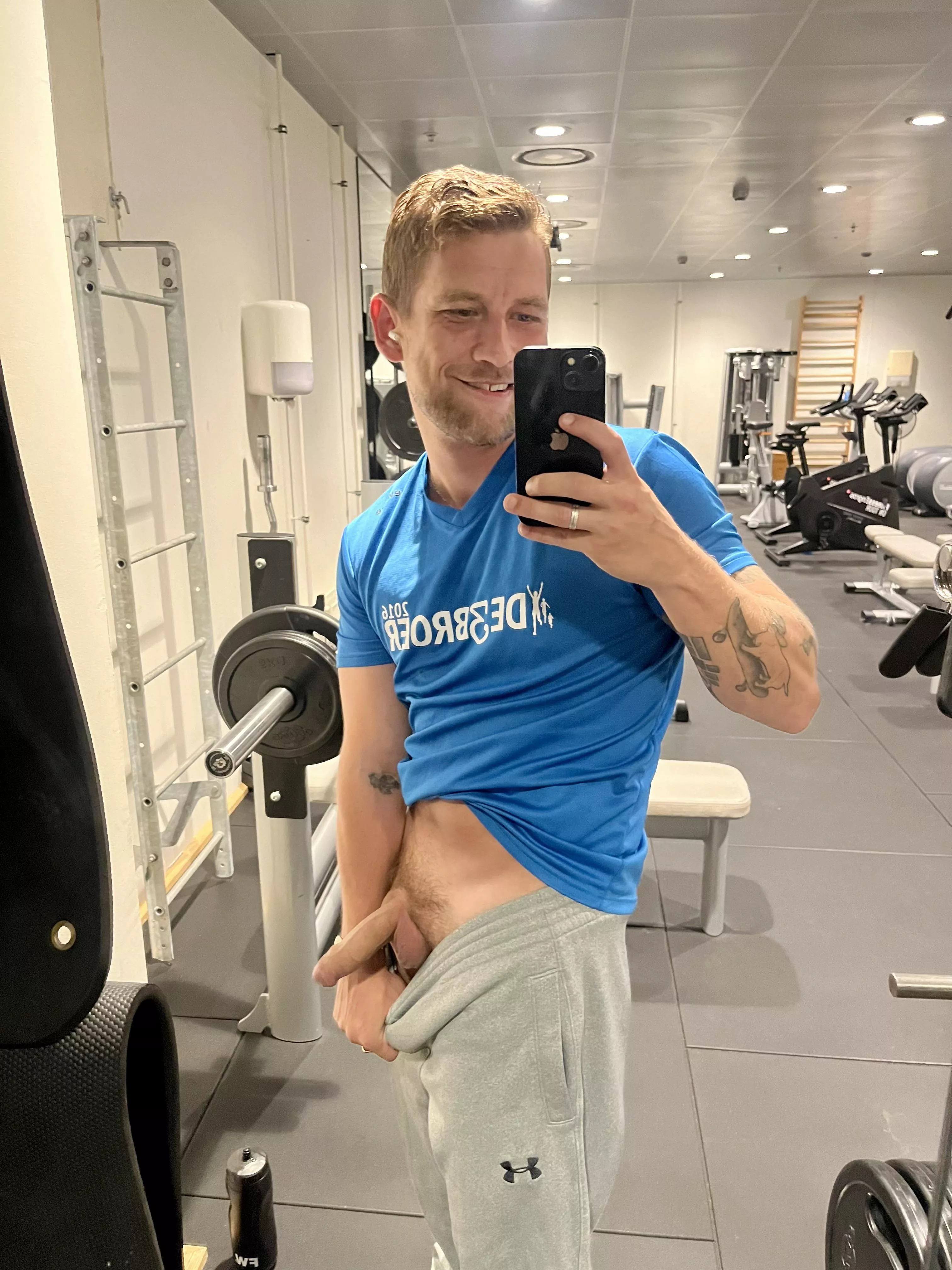 Risky gym selfie posted by Life-Fold4448