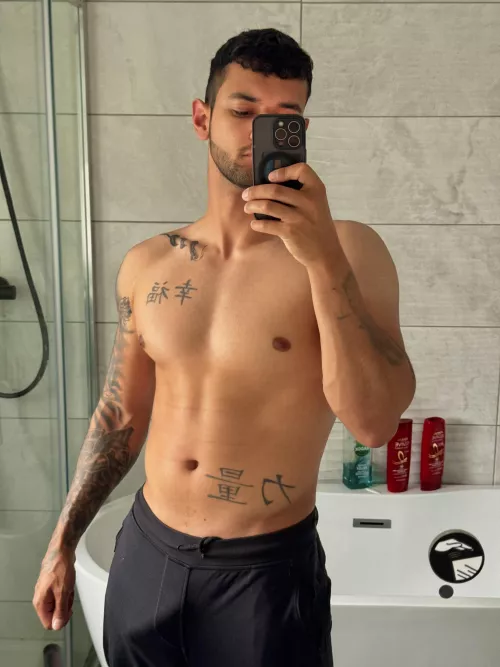 Wonder what catches your eye  by Hend0r