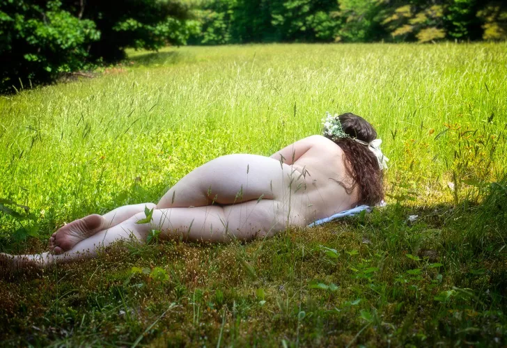 Enjoying some naked time in the fields 😌 by annie__af