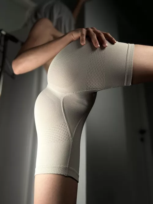 I don't like to wear panties under by la_skinny