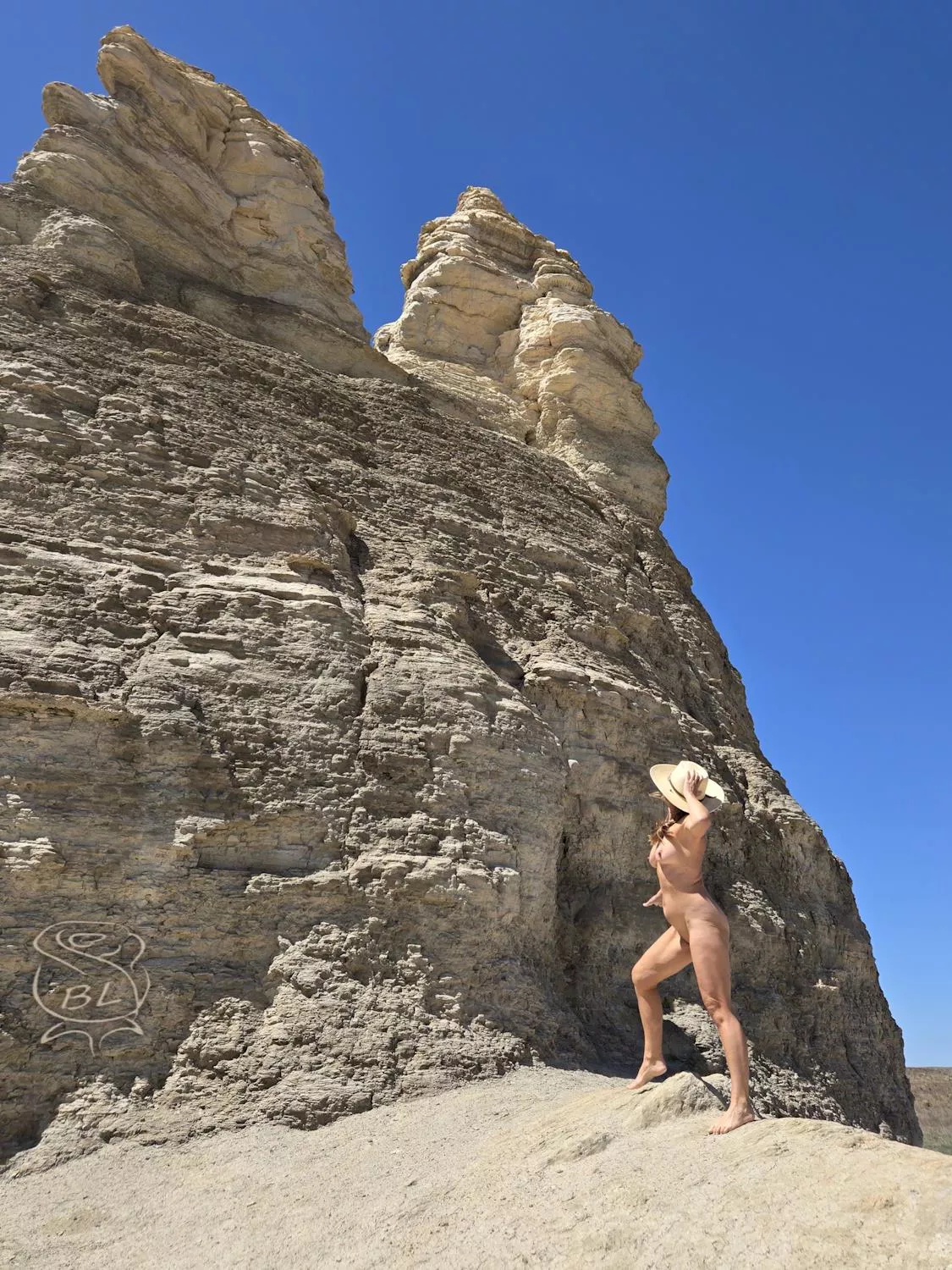 A diversion in Kansas 🪨 posted by BareLeiaRose