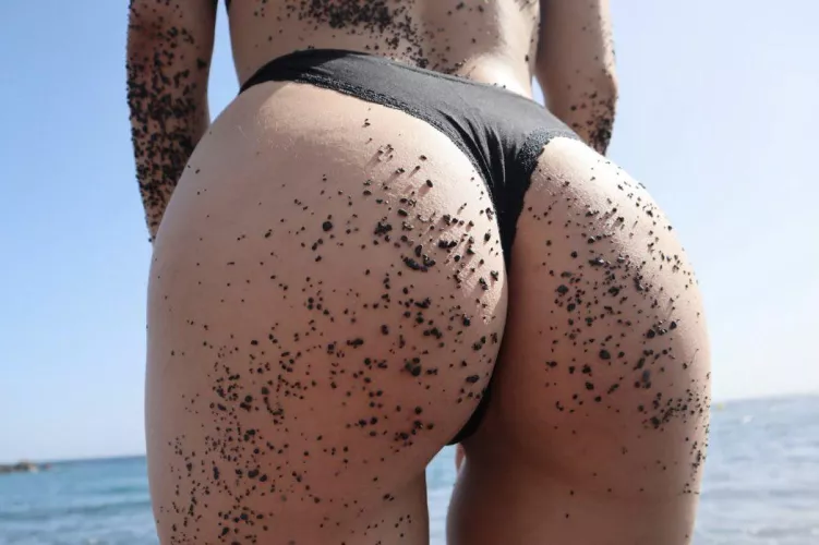 I love getting my booty out in public by Wintaileynel