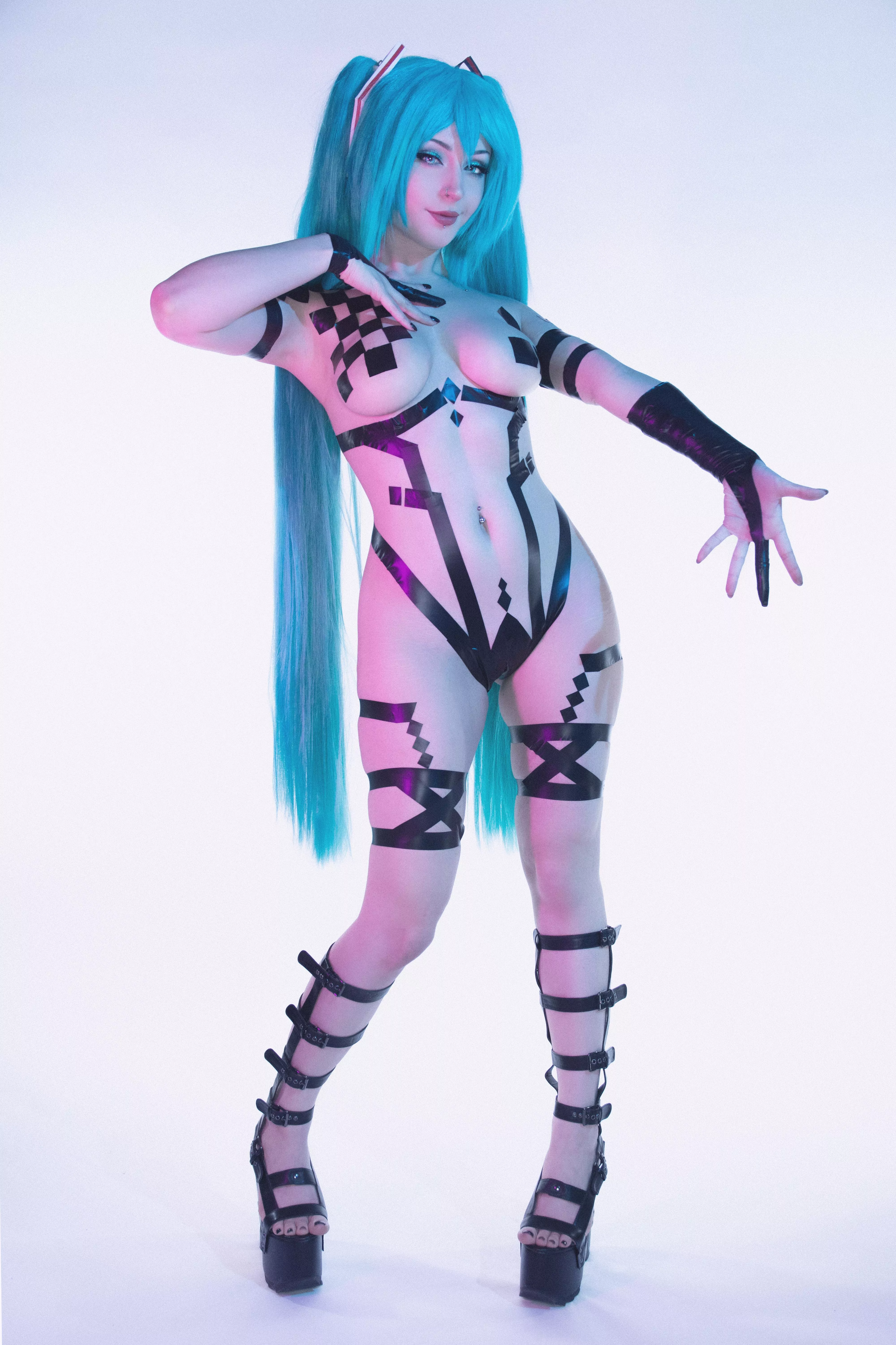 My Hatsune Miku cosplay (Shiroktsne) posted by Weird-Doughnut7002