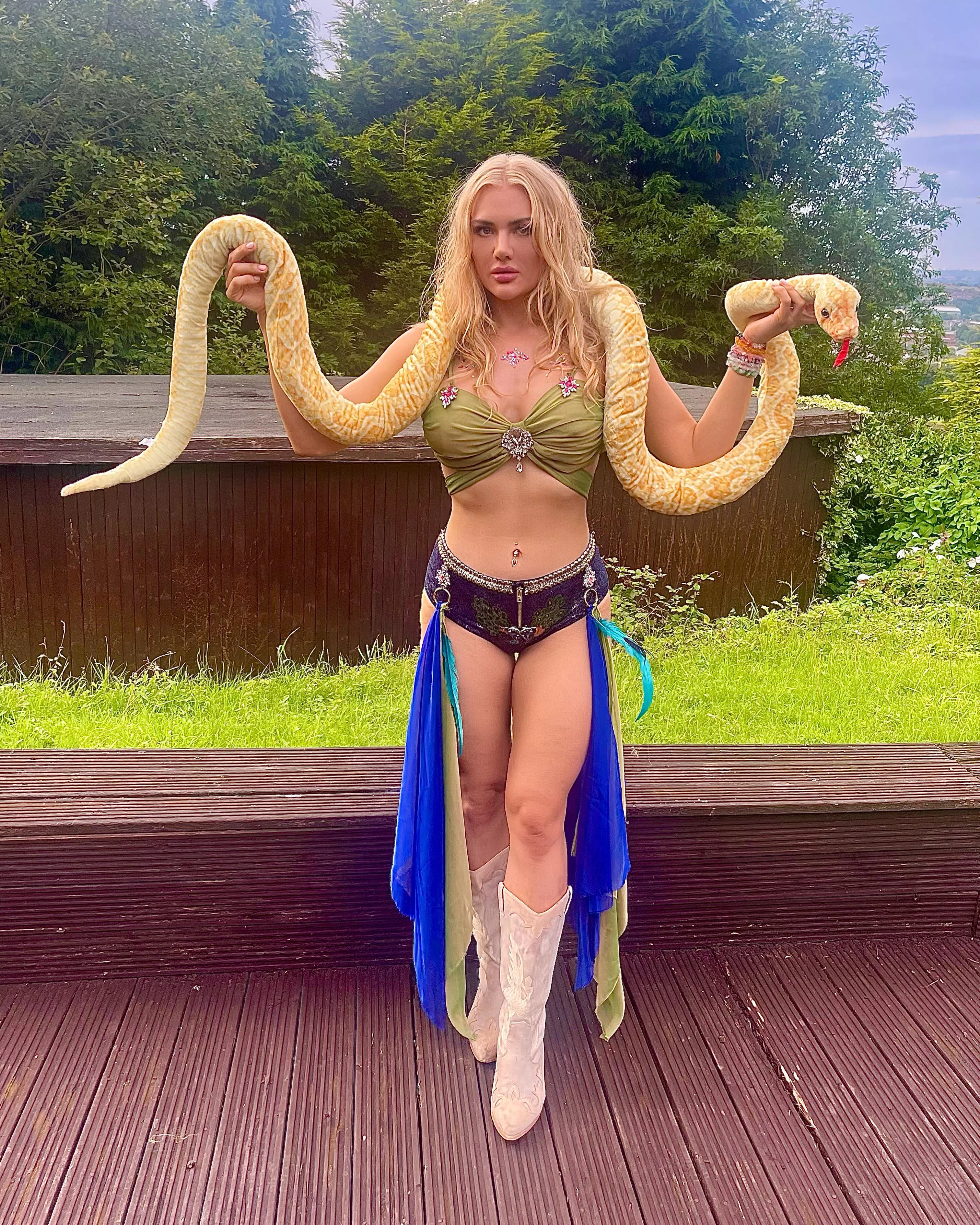 Slave 4 u - Britney Spears cosplay (from the 2001 MTV VMA’s) posted by DommeliaOfficial