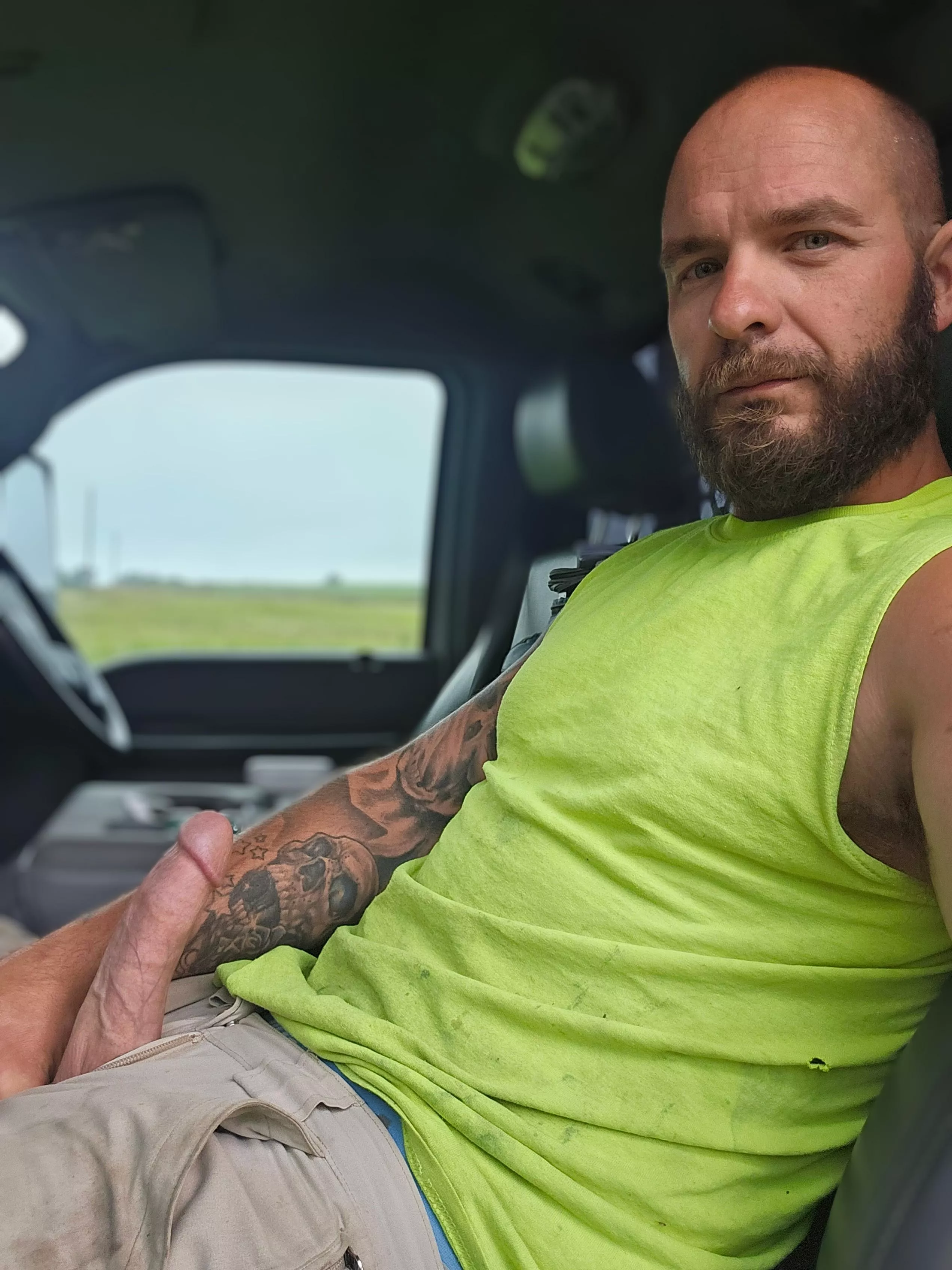 Horny AF, entertain me in my DMs!  posted by Urnextdoorneighbors