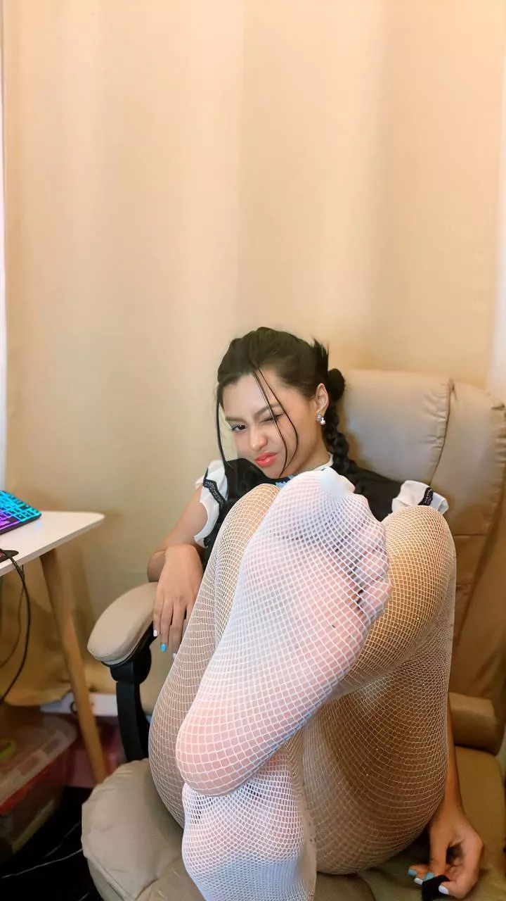 Wanna bet if I can make you cum in a minute with my feet? posted by Temporary-Movie8032