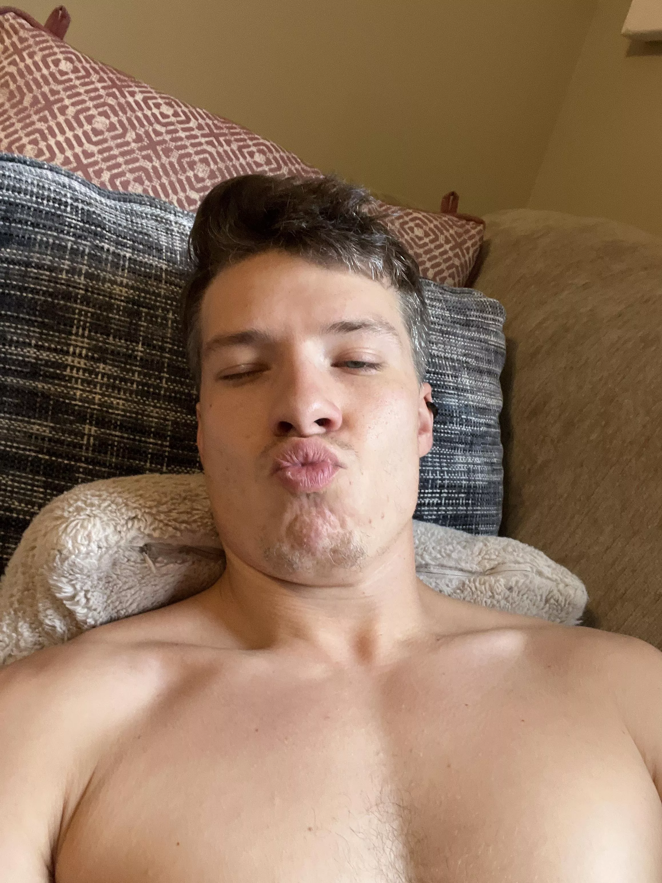 Kisses 😚  posted by missippiguy