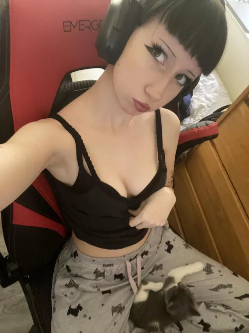 Shadows embrace my vibe by Lionroarer