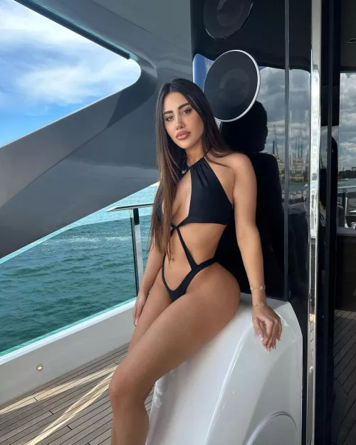 Bikini brunette by weldariyehik