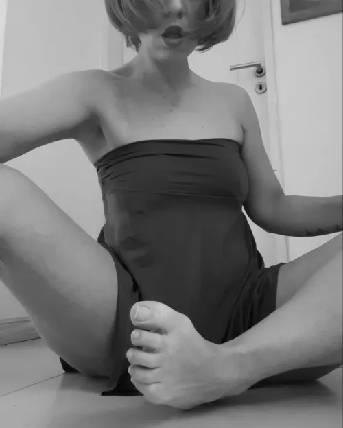 I want you to give love to my feet  by Shanne32