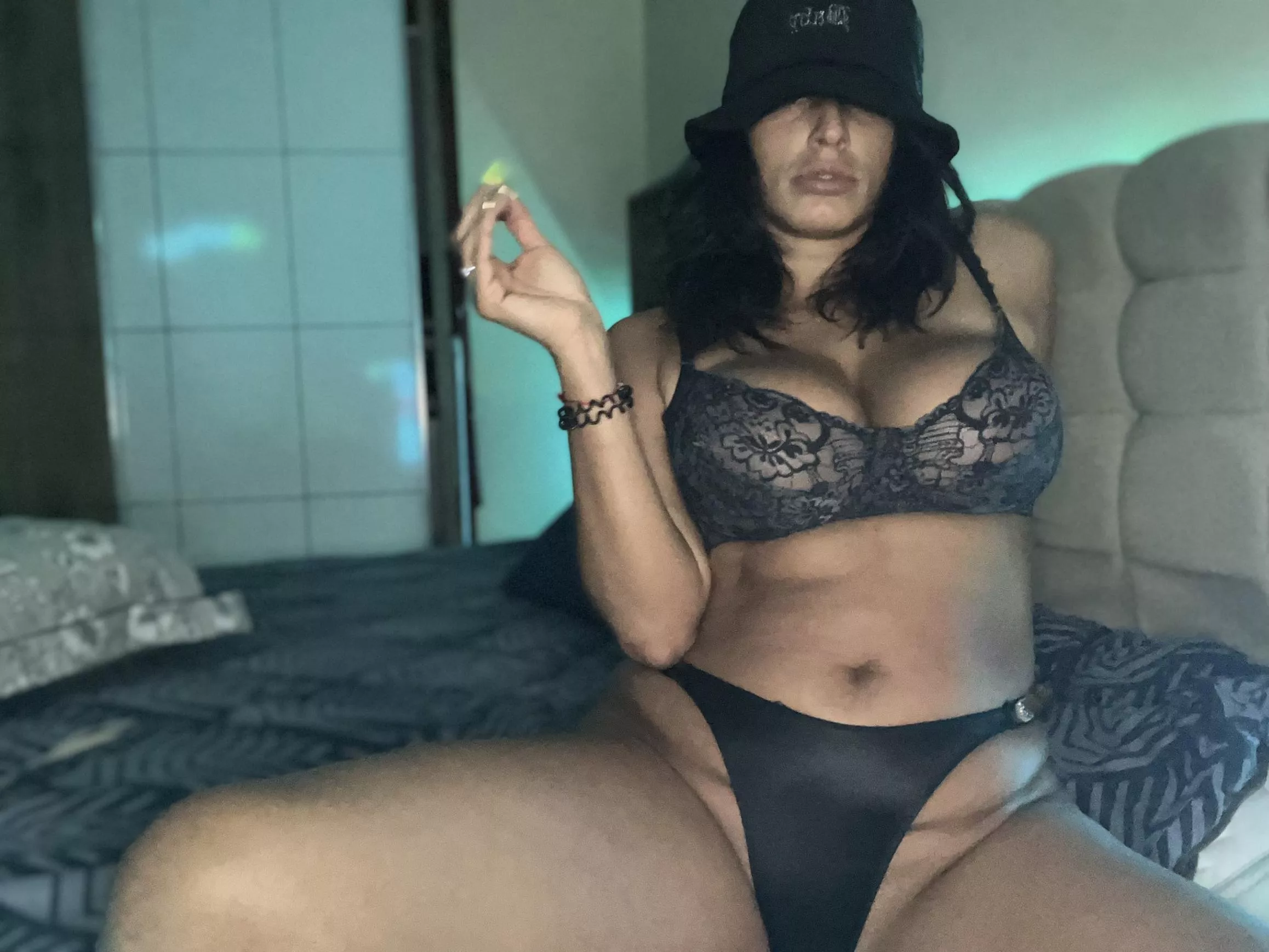 Message if you’re in the mood to chat now SNC:👻messalina93 posted by thematrixrealg