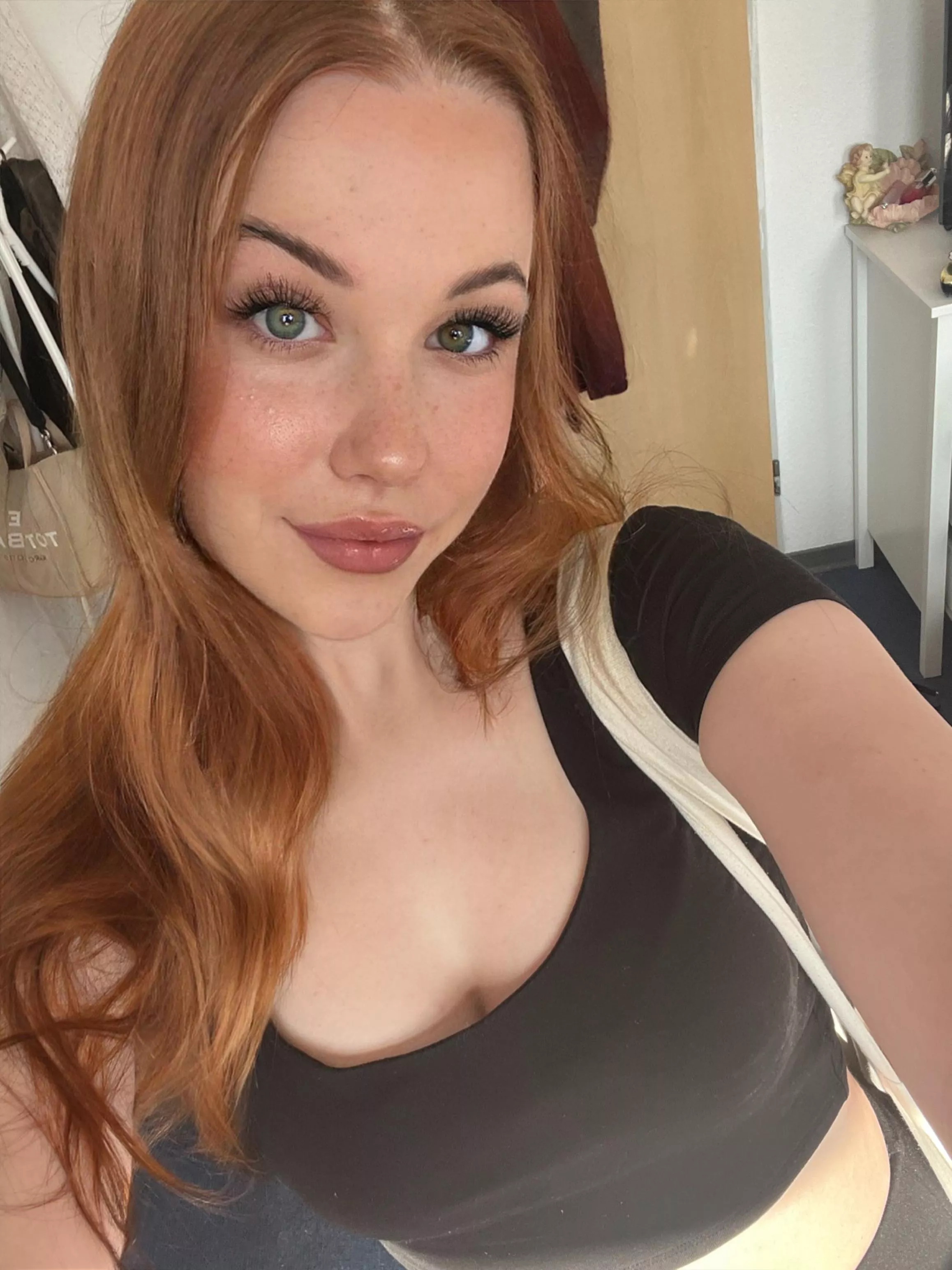 Do i look pretty on this top ? posted by mexicanprincess06