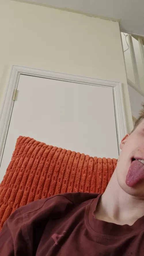 M 23 UK Straight guy here bored af wondering if any gay bottoms wanna be friends and get to know esch other hmu if youre my age or younger  by blsmyd