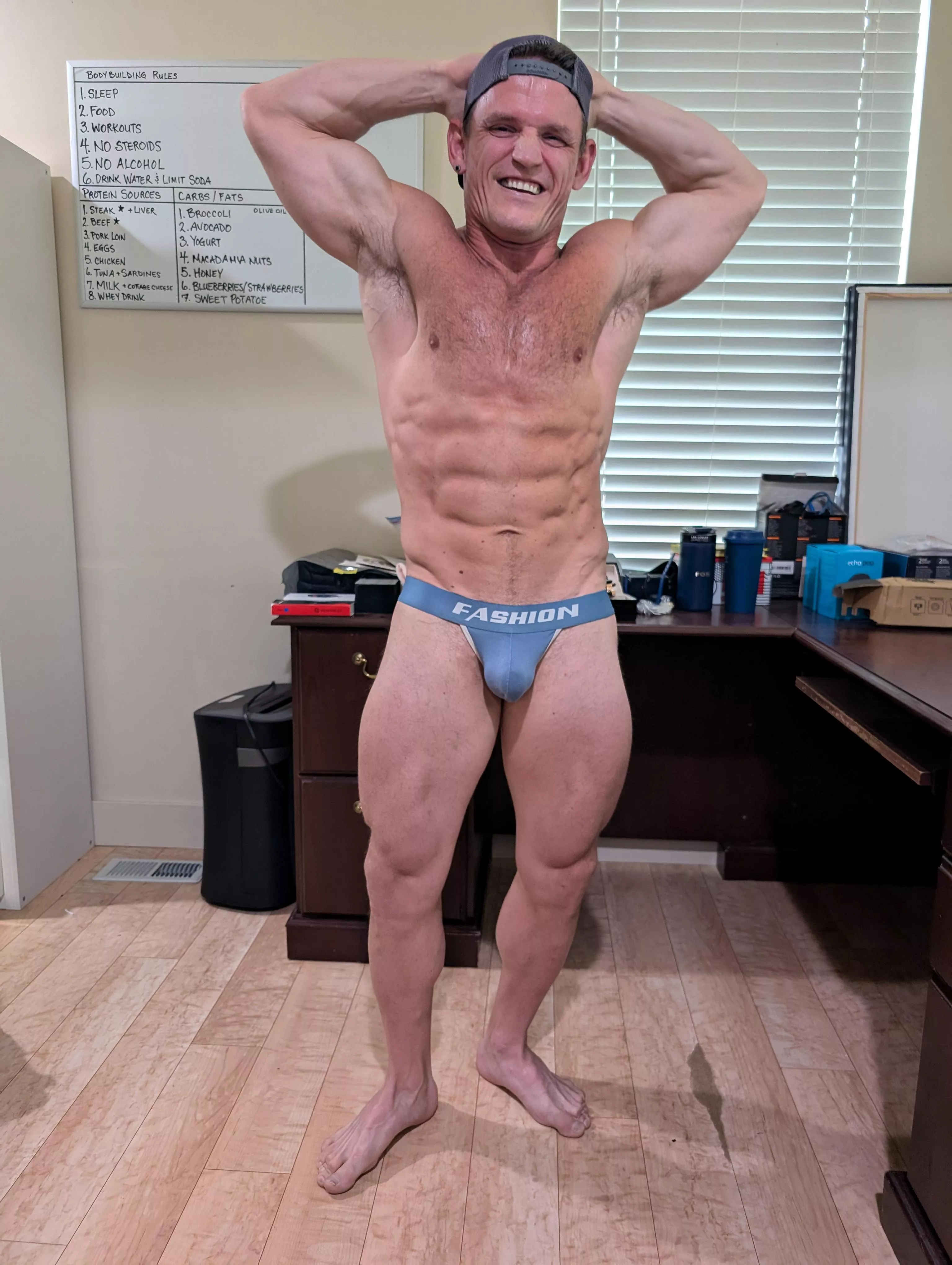 [44] Gay Bottom Muscle Daddy Flexing! Any Top Daddies like other Muscle Bottom Daddies? posted by gayvittles