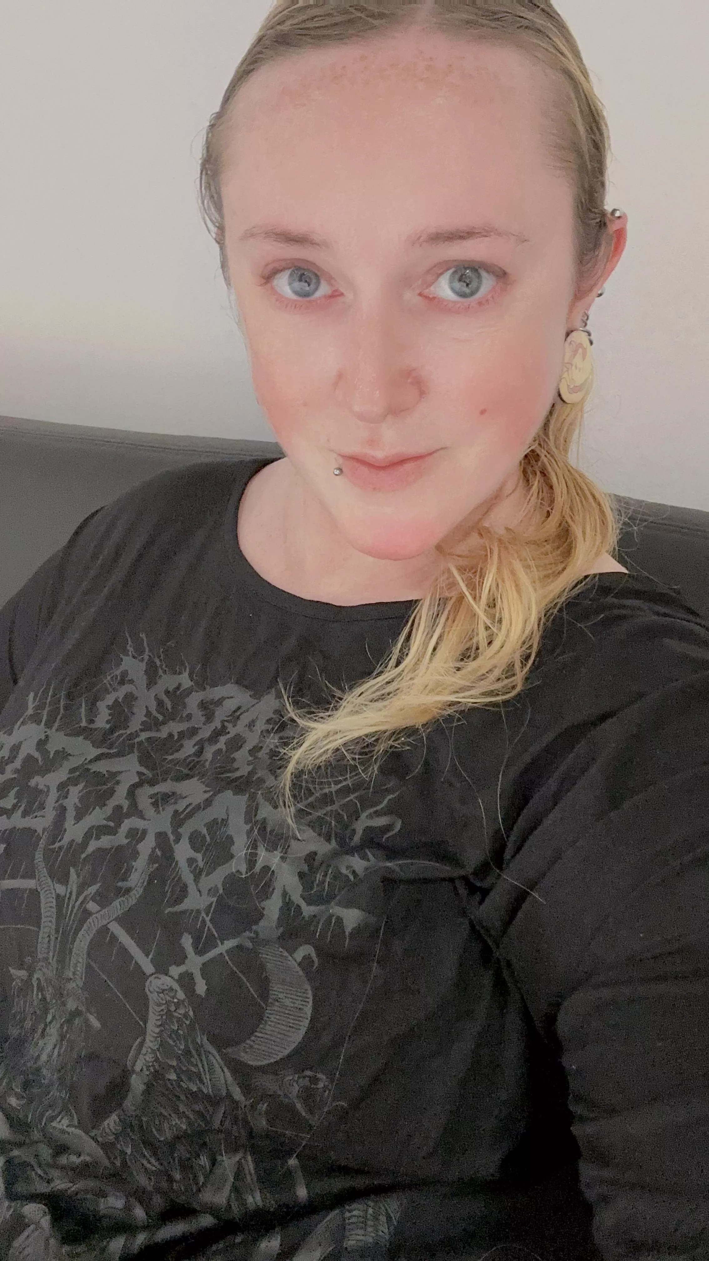 Dark vibes, bright smile posted by dreamy_angel777