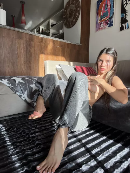 Here are my veiny feet to cheer up your Monday. by sexyemma07