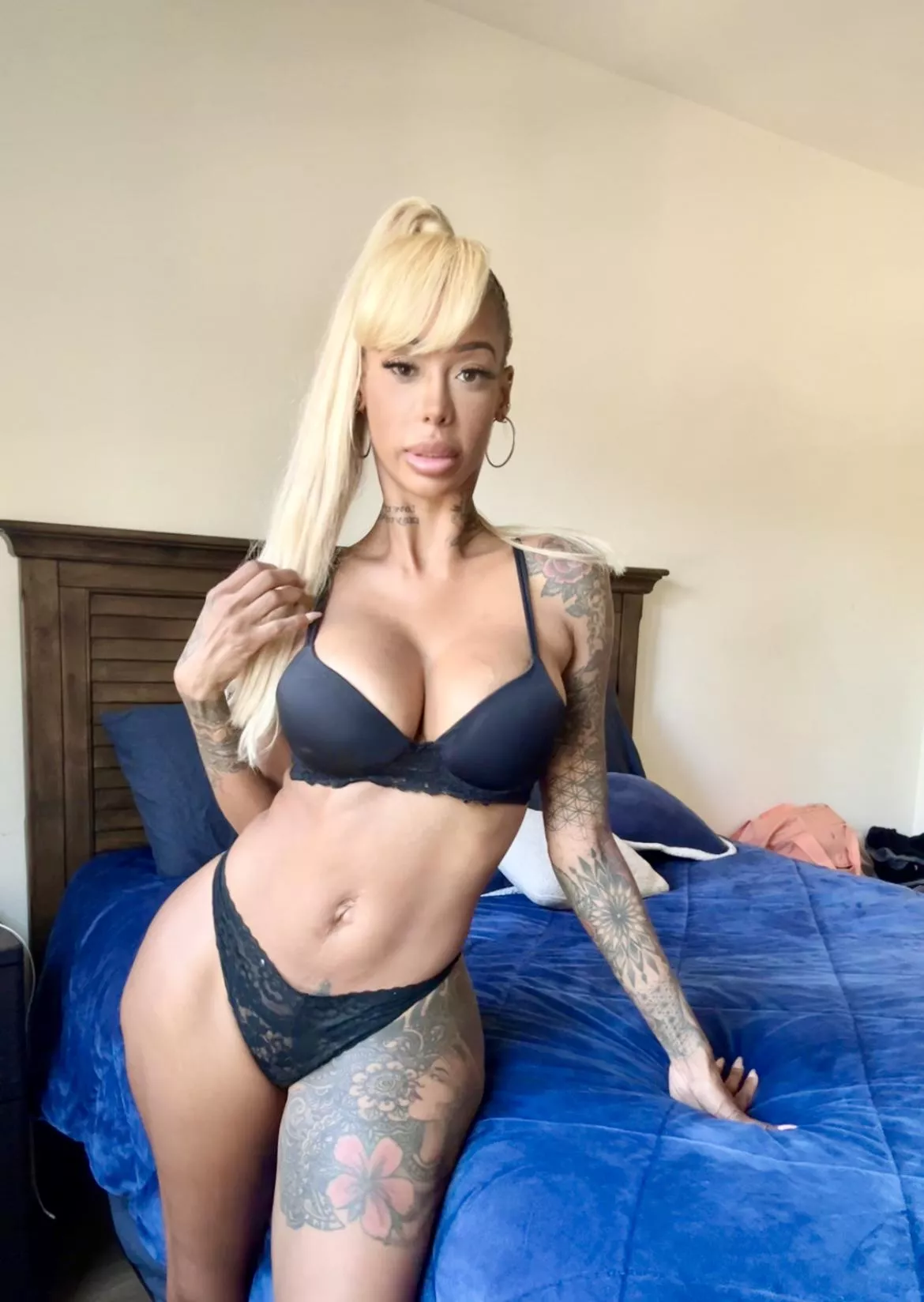 i feel hot and sexy in dark blue posted by aober1