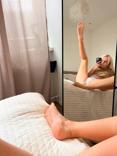 Left VS right [feet] by PrincesSccumm