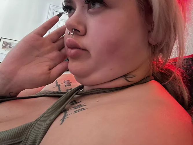 lol this top giving me a double chin by chubbysublil