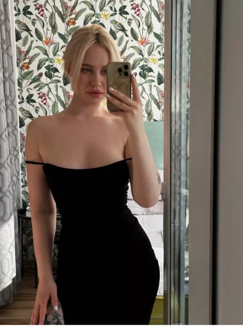 My naughty thoughts are keeping my body hot by Dilse_Queenu