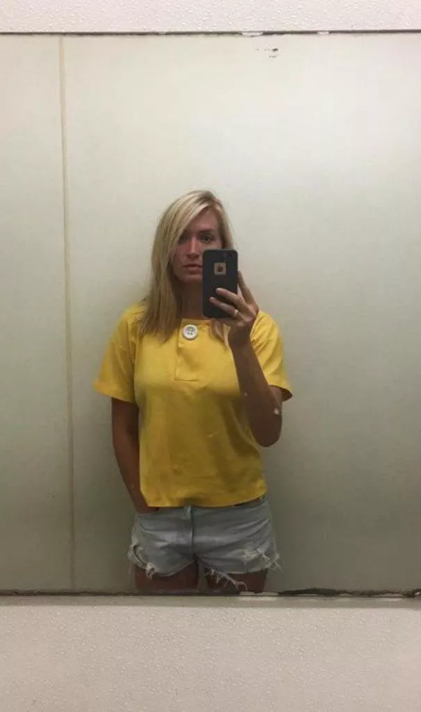 Love the bra lines on this milf  posted by chloey09