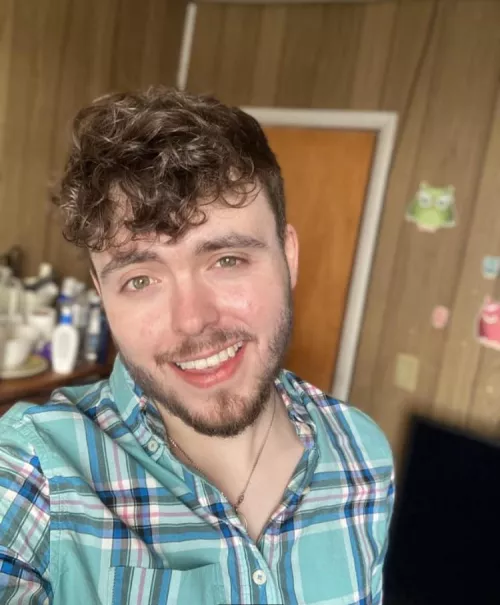 I thought I looked so so pretty in this picture!!! What do the hunnies and boyos think? 😋😋 by softyserve69