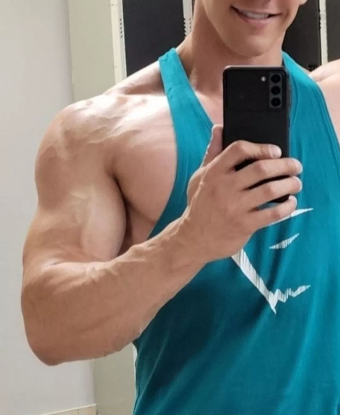 Quick selfie at the gym 💪🏼😁 posted by John_fitness91