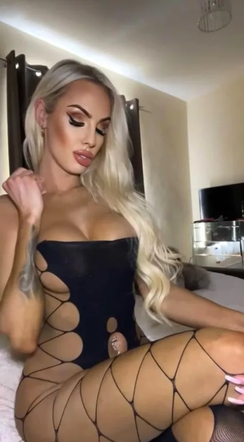This bimbo curves was made for naughty things by Giadmkj