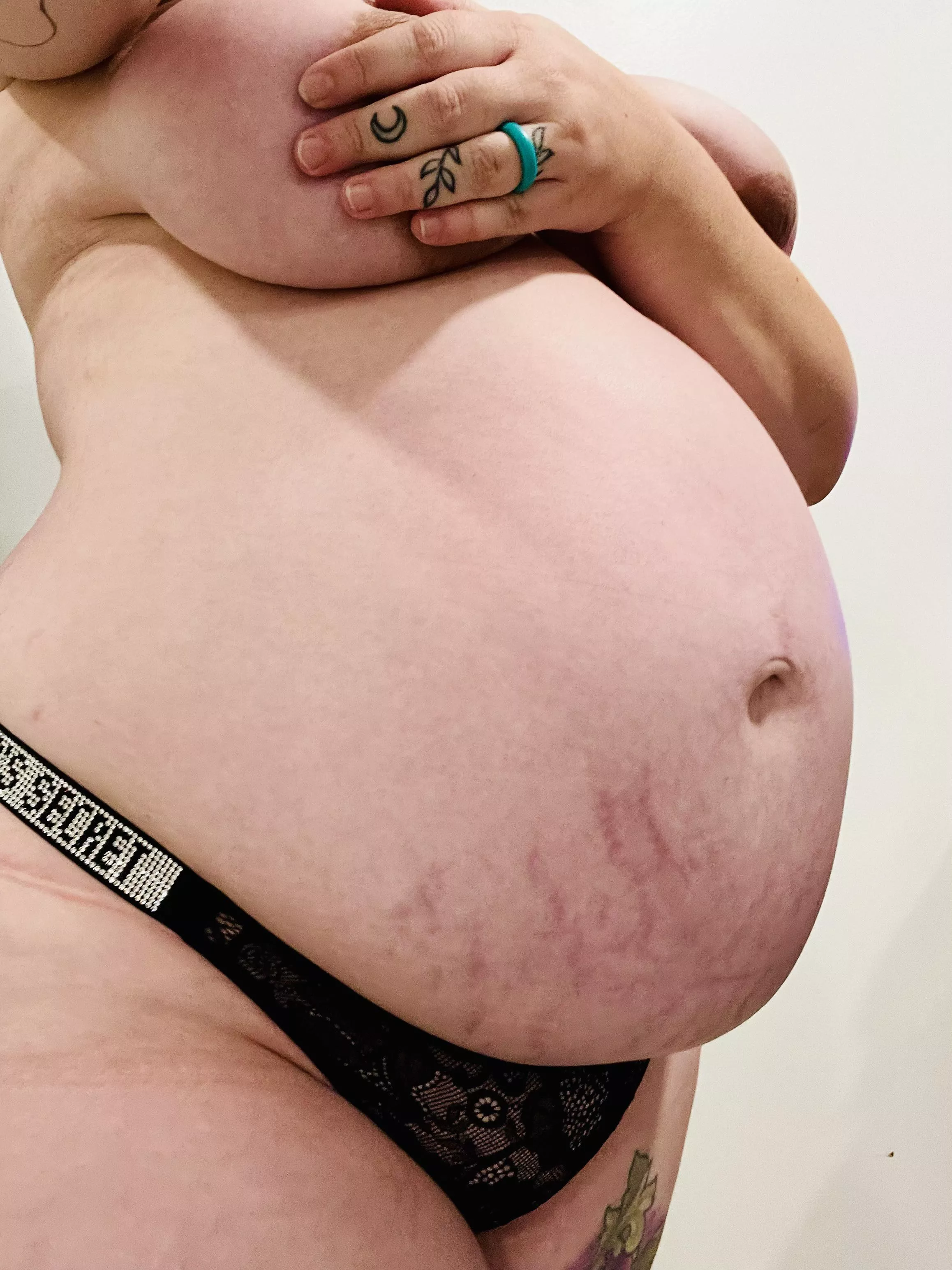 Describe what you want to do to my pregnant body 🔥🥰 posted by Hannahbug03