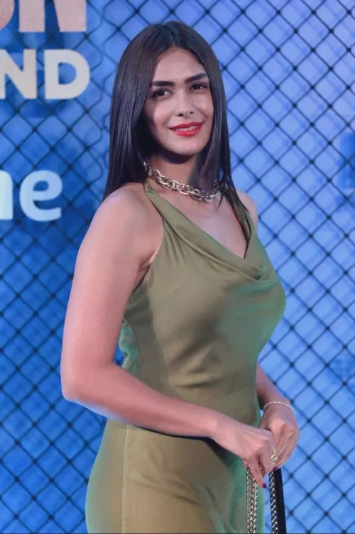 Mrunal Thakur by sagar9175