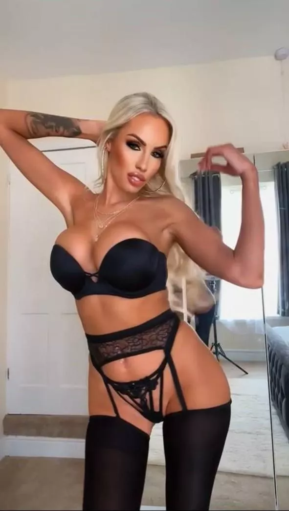 Bimbo body are the best place to rest a sad face.  posted by Giadmkj