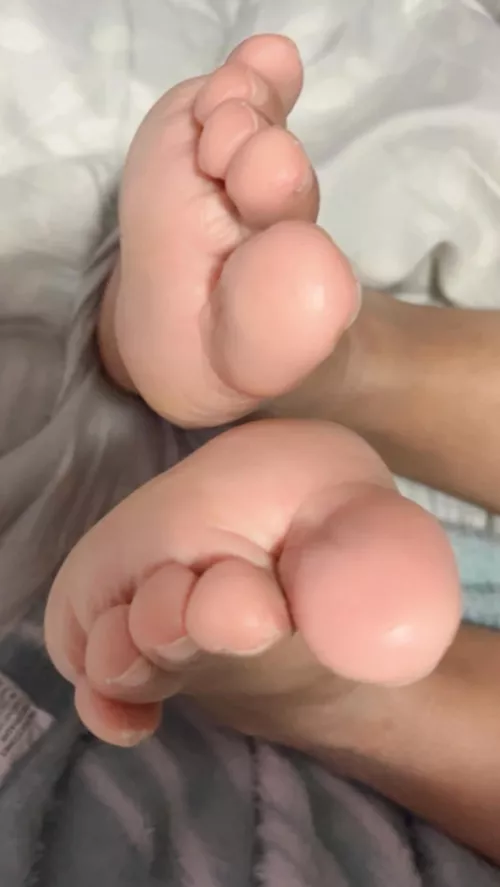 Take a look at these yummy toes.  by cataaaaa303