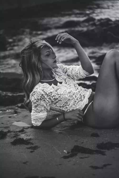 Lost in the ocean by iambeatrixx