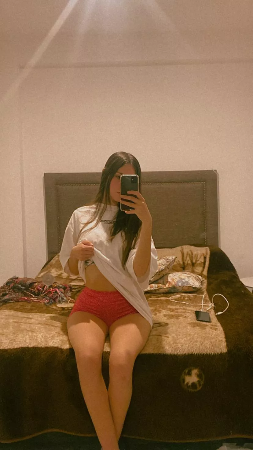 Quick peek [f] posted by RadiantMiranda