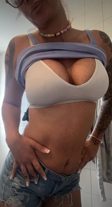 vill du dra av min bh?? ❤️ posted by SweetIsabella06