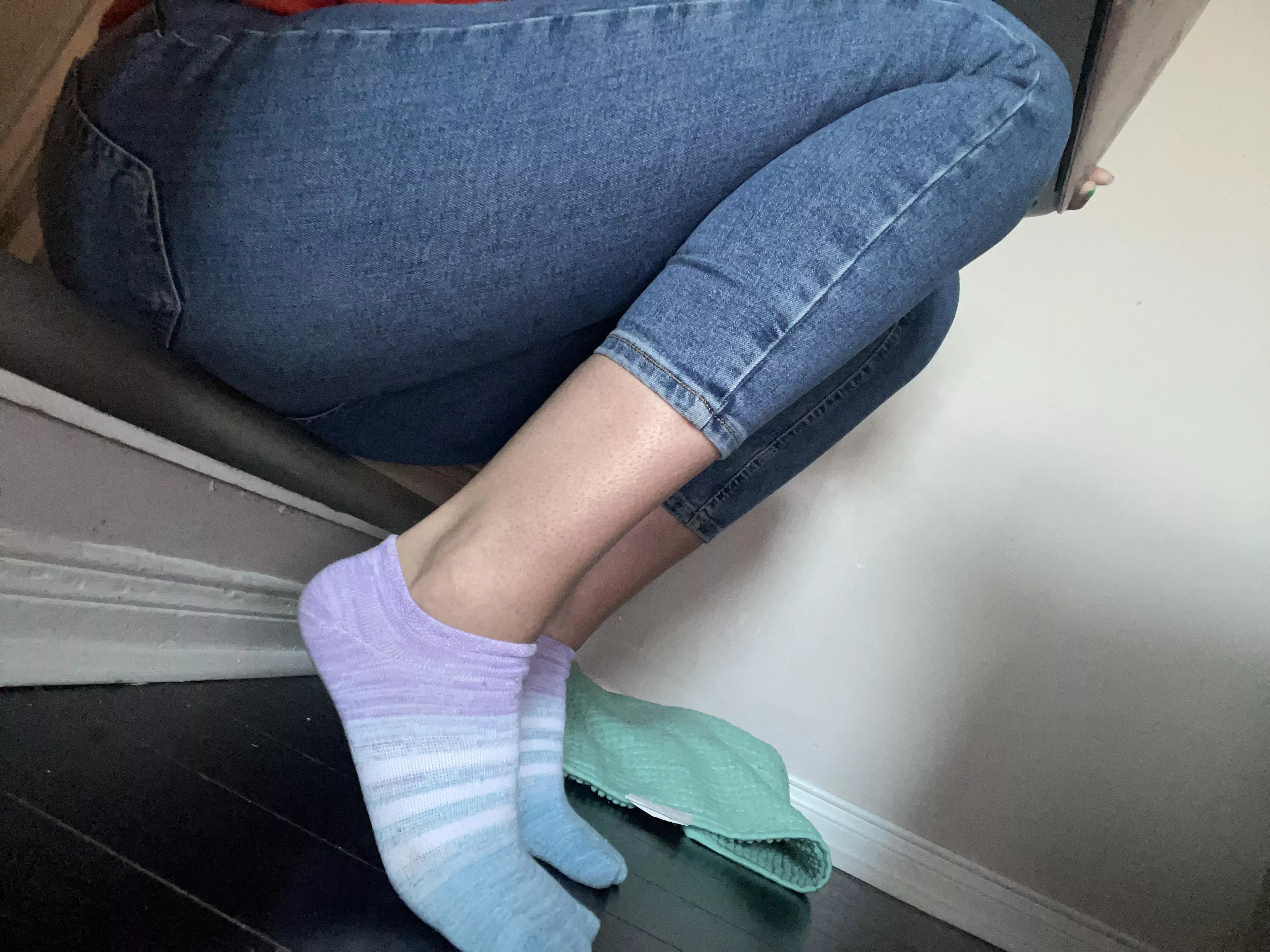I need my feet and socks removed asap  posted by aqwa_audra