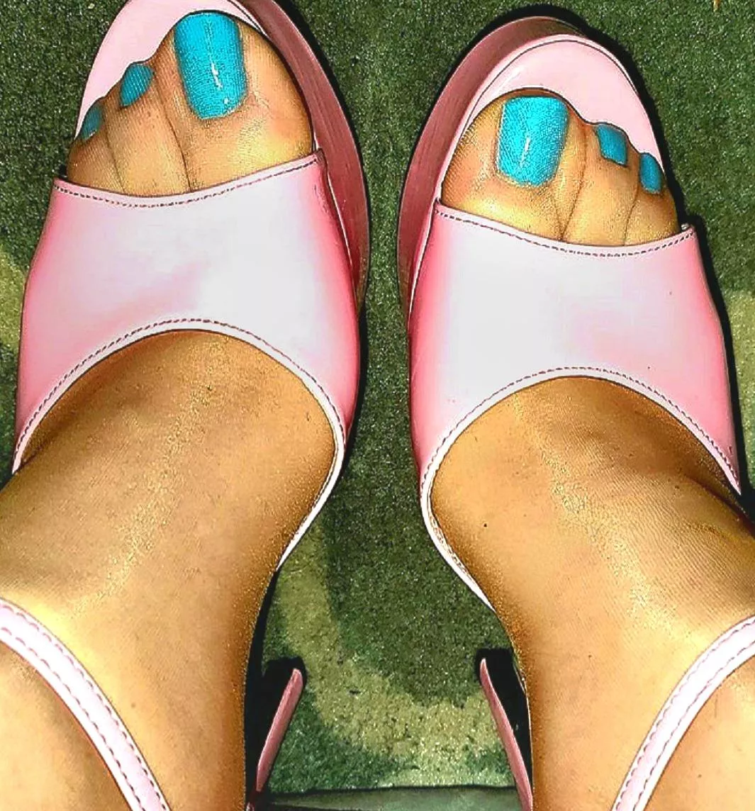 My toes posted by nylnandhslvr69