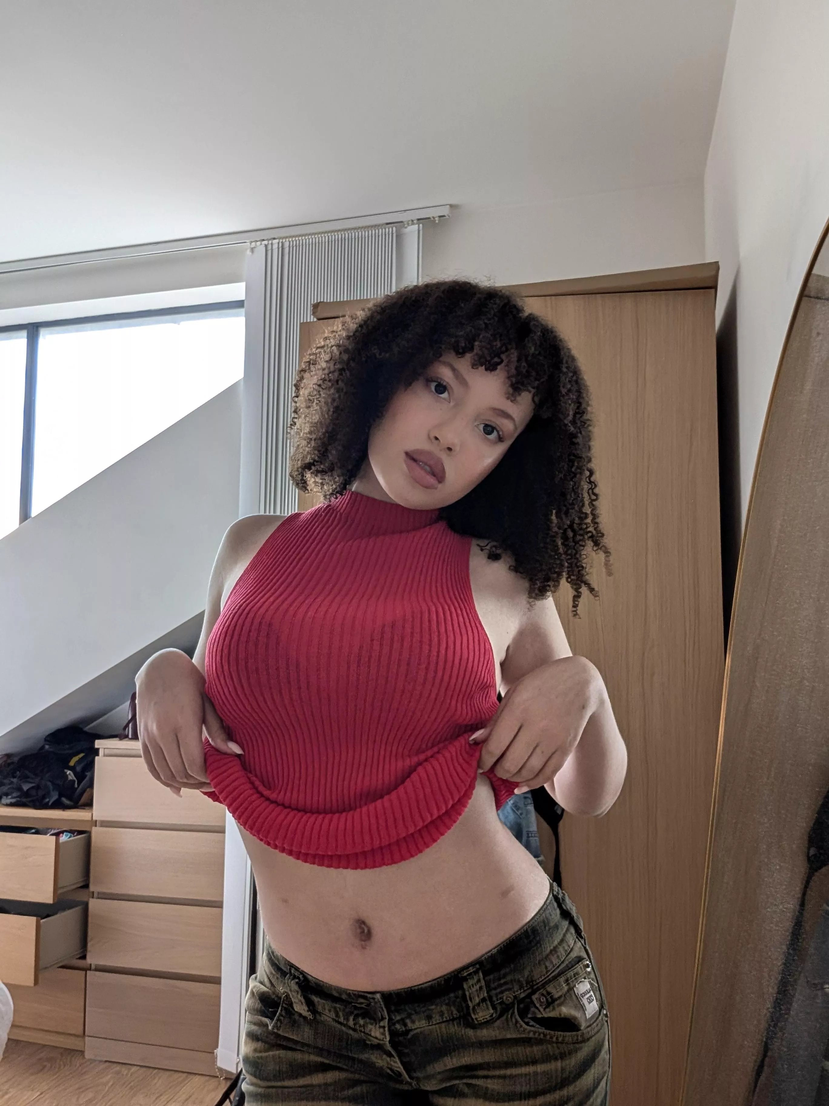 Who can resist looking at me? posted by xx-alien