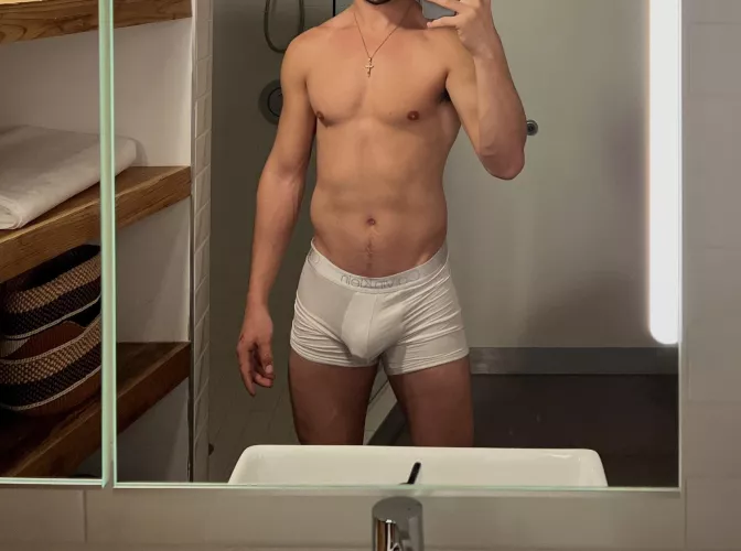 28 m USA. Working from home. Dl curious. Masc fit. Into other fit guys. Hot dads. Armpits are hot. Kinky. Dm me by No-Initiative-4091